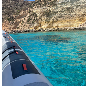 CARD 1 → GIRO DELL’ISOLA → foto acqua turchese / gommone